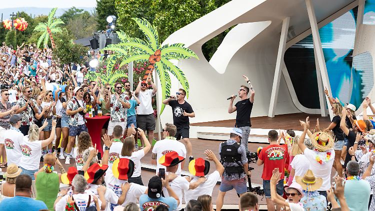 Trotz Sexismus-Debatte schafften es das Schlager-Duo DJ Robin & Schürze mit "Layla" bis in den "ZDF Fernsehgarten".