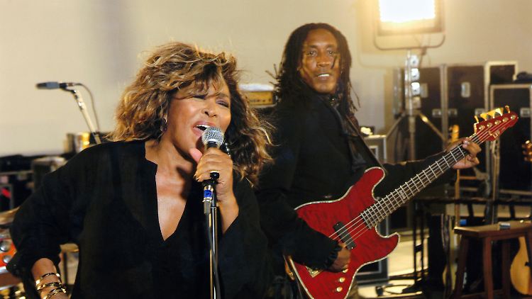 Tina Turner musiziert 2008 mit ihrem Sohn Ronnie. 