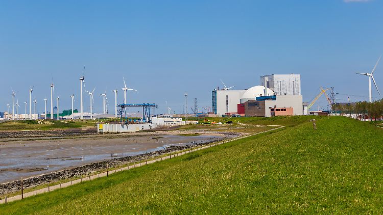 Meiler vor Windrädern - bis 2035 will die niederländische Regierung zwei neue Atomkraftwerke bauen.