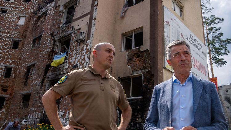 Rasmussen bei einem Besuch im ukrainischen Irpin im Juli diesen Jahres.