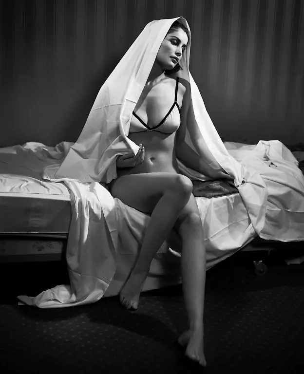 NUR-FUeR-DIE-AUSSTELLUNG-Laetitia-Casta-II-Paris-2008-Vincent-Peters