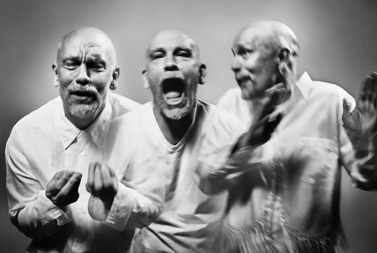 NUR-FUeR-DIE-AUSSTELLUNG-John-Malkovich-IV-NY-2006-Vincent-Peters