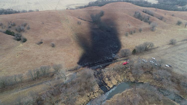 Die schwarze Spur verdeutlicht den Weg des Öls in den nahe gelegenen Fluss.