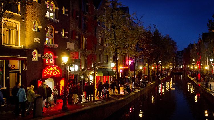 Auch die Fensterprostitution im Amsterdamer Rotlichtviertel soll früher schließen.