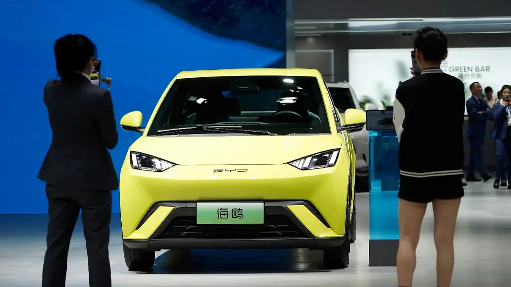 2023-04-19T020603Z-1171615139-RC2CH0AFAFP7-RTRMADP-3-AUTOSHOW-SHANGHAI