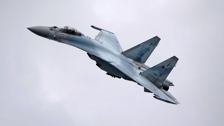 Die Suchoi Su-35 wird seit 2009 gefertigt und kam erstmals im Syrien-Krieg groß zum Einsatz. Mangels Lufthoheit hält sich Russland mit dem Einsatz von modernen Kampfjets in der Ukraine zurück.