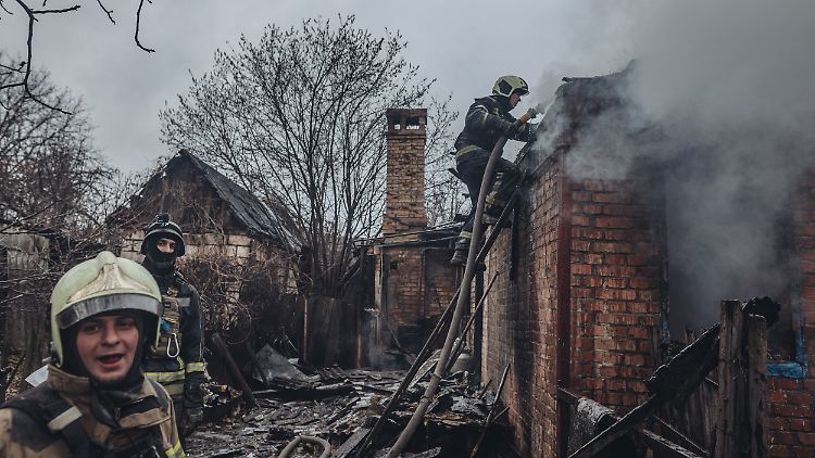 Ukrainische Rettungskräfte in der umkämpften Stadt Bachmut. 