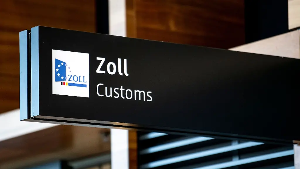 Ein-Schild-weist-an-einem-Flughafen-auf-den-Zoll-hin