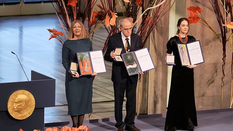 Natallia Pintschzuk, Jan Ratschinski und Oleksandra Matwijtschuk erhalten gemeinsam den Friedensnobelpreis.
