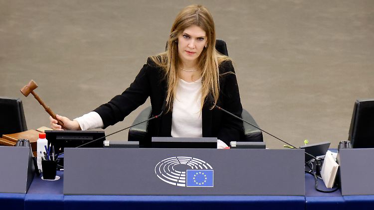 EU-Vizeparlamentspräsidentin Eva Kaili wird Bestechlichkeit vorgeworfen.