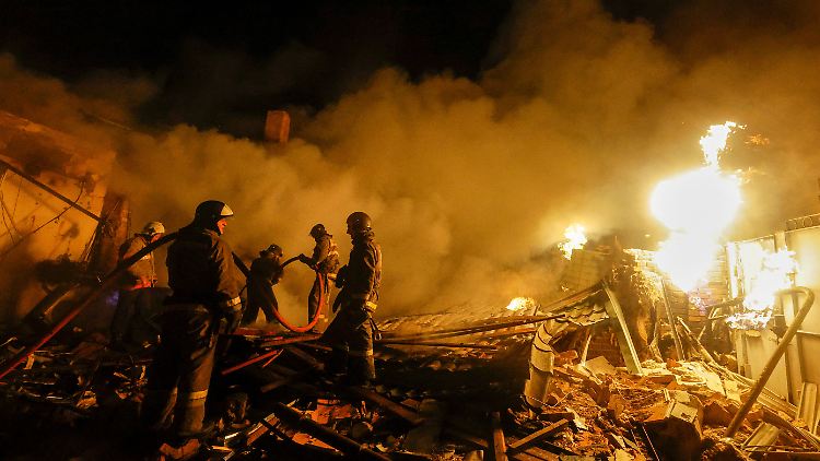 Feuerwehrleute versuchen nach Angriffen im russisch besetzten Teil des Donbass, ein Feuer zu löschen.