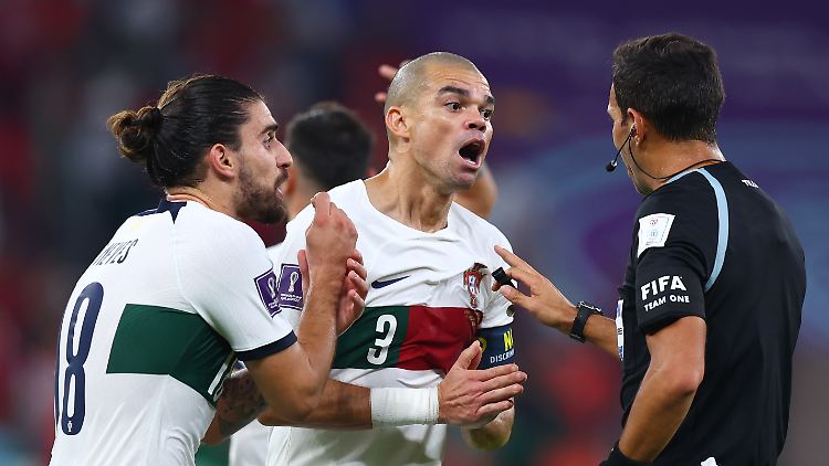 Pepe (Mitte) fühlt sich von Schiedsrichter Tello verschaukelt.