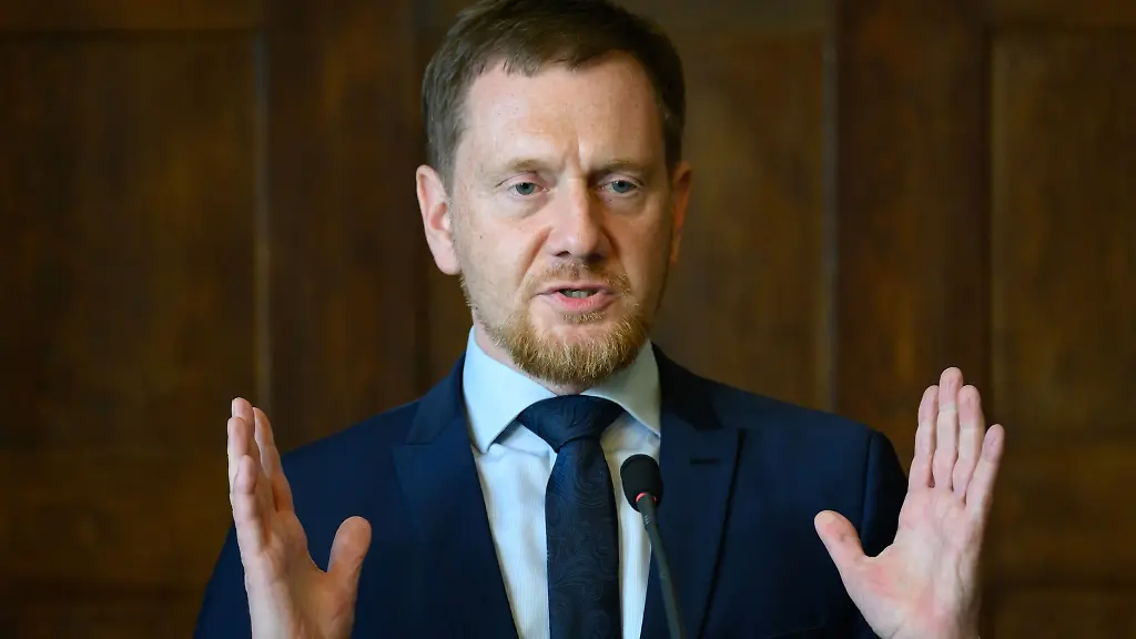 Michael-Kretschmer-CDU-Ministerpraesident-von-Sachsen-spricht-bei-einer-Veranstaltung-im-Bienenkorb-in-der-Staatskanzlei