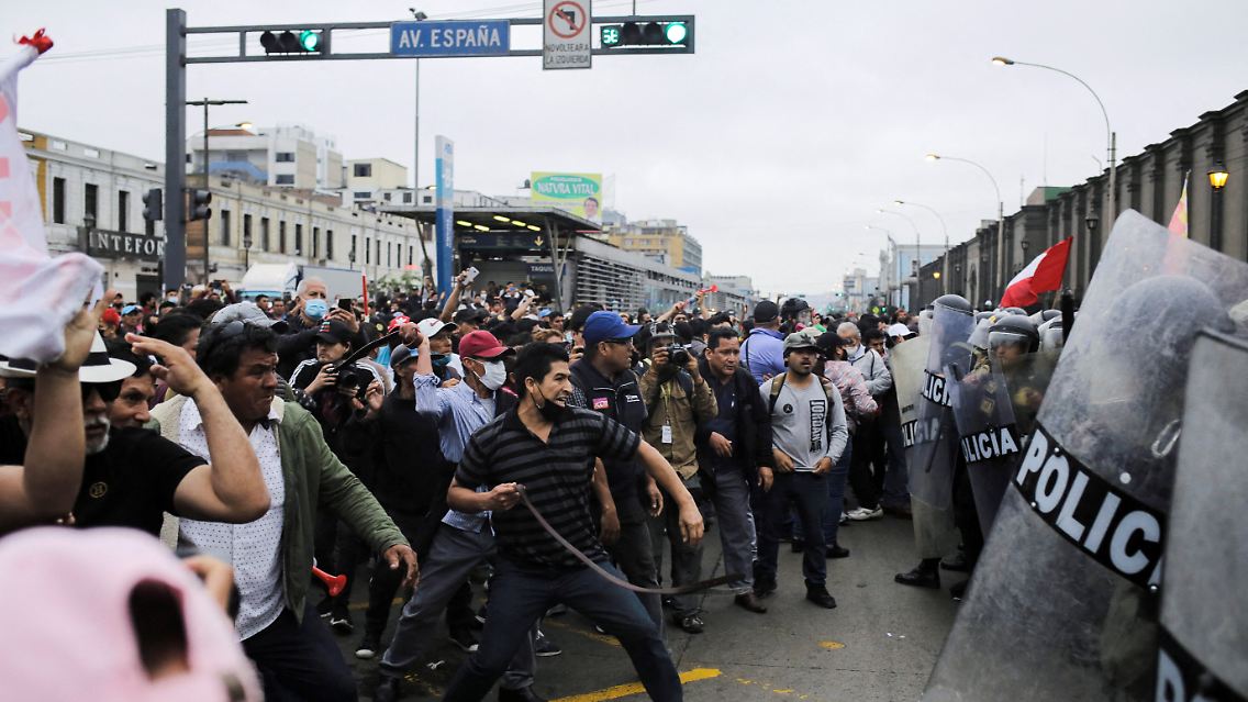 Wütende Peruaner bei Auseinandersetzungen mit der Polizei in Lima.