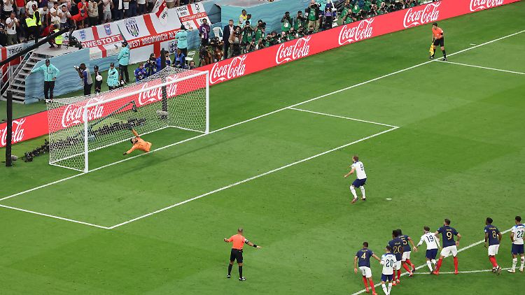 Harry Kane vergibt Englands große Chance auf den Ausgleich gegen Frankreich.