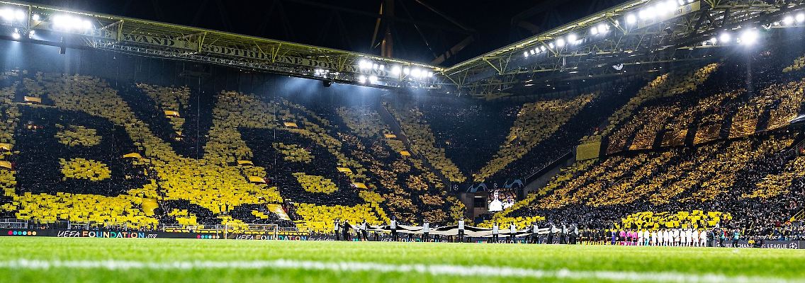 Blick auf die Tribüne.