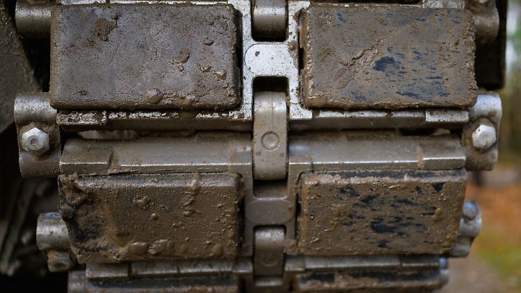 Makeiev kündigte an, dass es in Kürze eine gemeinsame Bekanntgabe der Waffenlieferungen mit der Bundesregierung geben werde. Im Bild zu sehen ist die Kette eines "Leopard 2". Auch über die Lieferung dieses Panzers liefen Gespräche, sagt Makeiev.