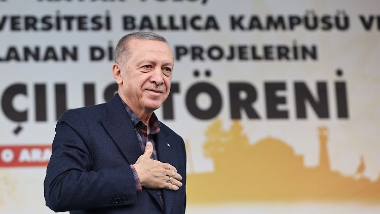 Hand auf Herz: Erdogan bittet die türkischen Wähler "zum letzten Mal" um ihre Stimmen.