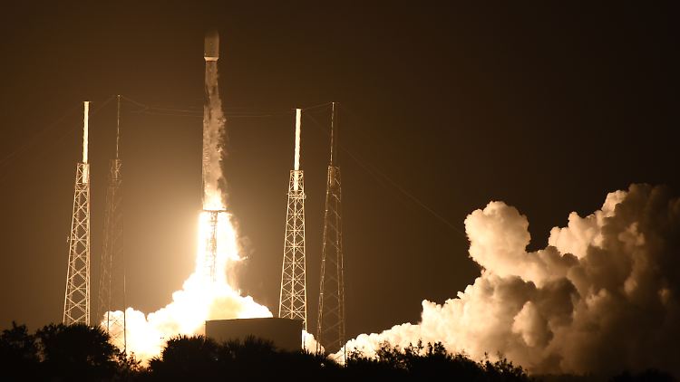 Das Raumfahrzeug hob um 2.38 Uhr Ortszeit an Bord einer Falcon-9-Rakete in Cape Canaveral im US-Bundesstaat Florida ab.