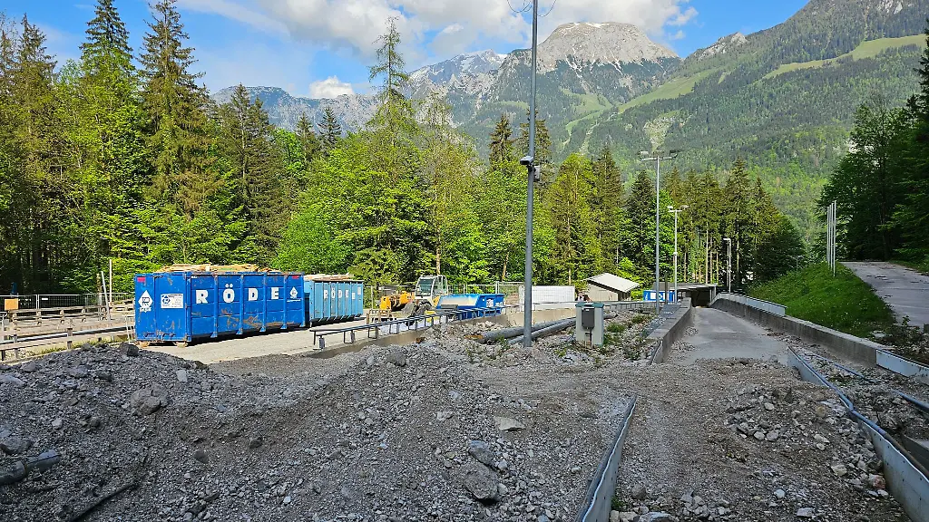 Die-Vorarbeiten-zum-Aufbau-der-im-Sommer-2021-bei-einem-Unwetter-teilweise-zerstoerten-Kunsteisbahn-am-Koenigssee-haben-begonnen