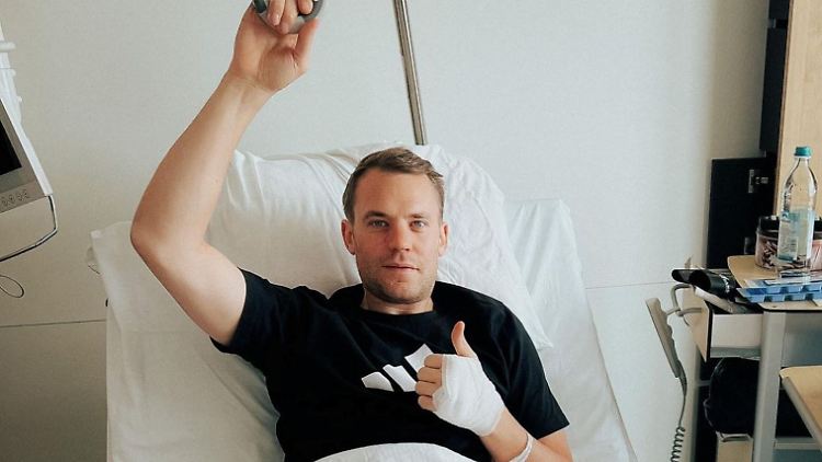 Der schon eingegipste Neuer meldete sich per Instagram vom Krankenbett.