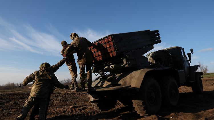 Ukrainische Soldaten bereiten Mehrfachraketenwerfer vor.