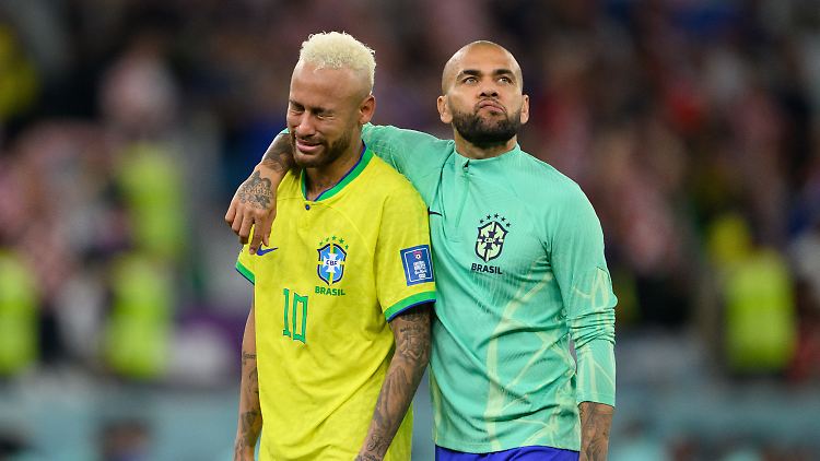 Dani Alves (rechts) mit Superstar Neymar nach dem Aus bei der WM in Katar.