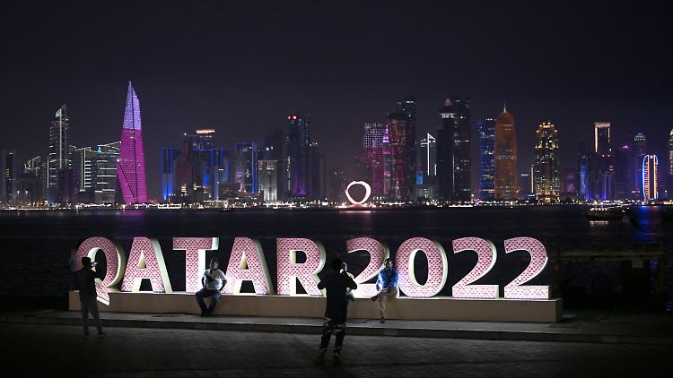 Zwei Todesfälle unter Journalisten innerhalb weniger Stunden überschatten die WM in Katar.