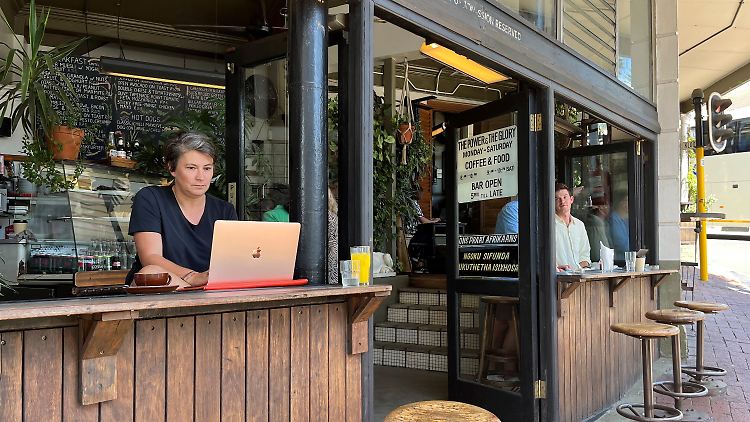Zum Arbeiten braucht sie nur Laptop und Internet: Christina Leitner lebt seit elf Jahren als digitale Nomadin und arbeitet aktuell in Südafrika.