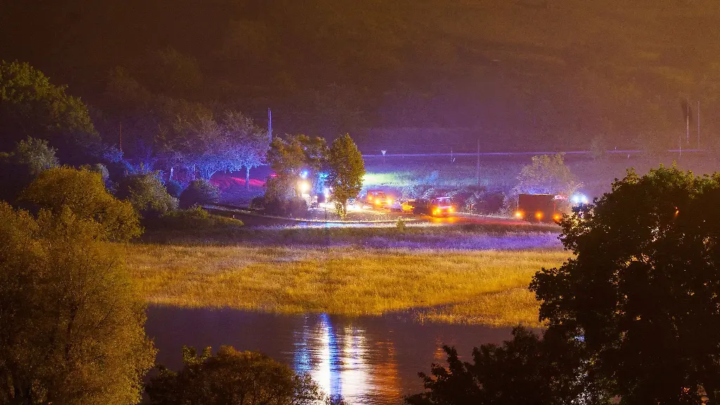 Blaulicht-von-Einsatzfahrzeugen-erhellt-den-Nachthimmel-waehrend-einer-Evakuierung-im-Landkreis-Trier-Saarburg