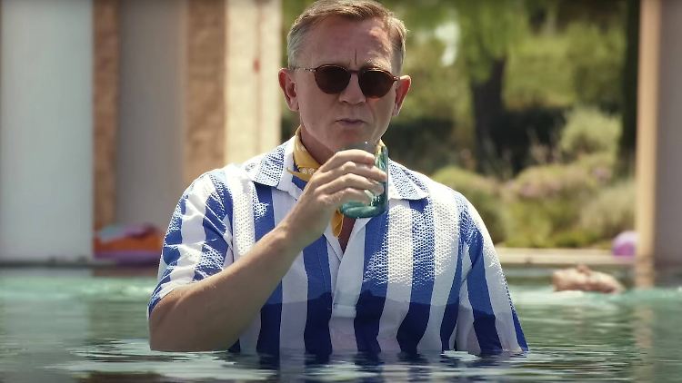 Schon in "Glass Onion: A Knives Out Mystery", der Fortsetzung des Krimi-Überraschungshits "Knives Out", spielt Daniel Craig einen Homosexuellen. Wie James Bond gern mit einem Drink in der Hand.
