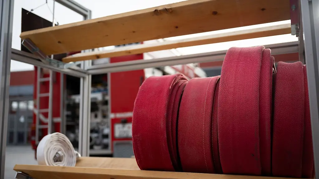 Feuerwehrschlaeuche-liegen-nebeneinander