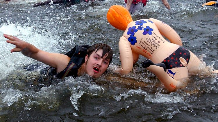 Die beiden Australier sind mit ihrem Versuch nicht allein: Auch in Russland wurde bereits die Wassertauglichkeit von Gummipuppen getestet.