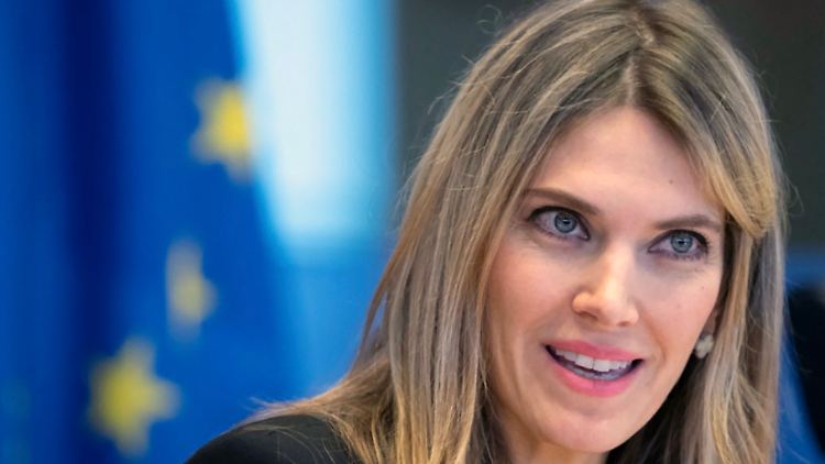 Vermögenswerte der EU-Vize-Parlamentspräsidentin Eva Kaili sowie ihrer Familienmitglieder wurden in Griechenland eingefroren. 