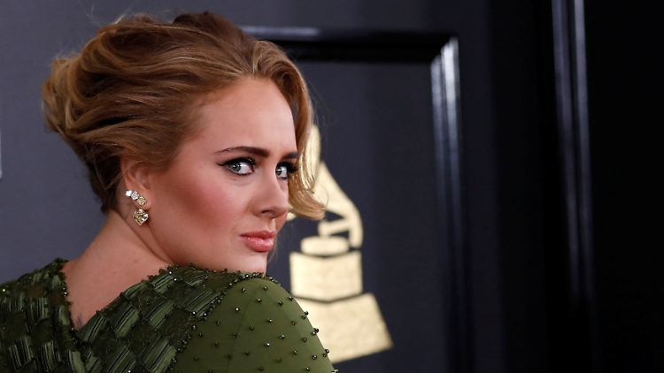 "Ich liebe es, Musik zu machen, aber live aufzutreten hat etwas, das mir wirklich Angst macht und mich mit Furcht erfüllt", sagt Adele.