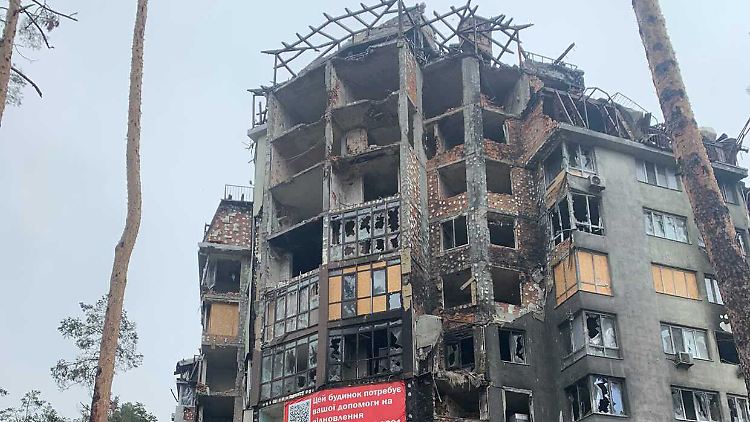 Das zerstörte Gebäude in Irpin, in dem Elison wohnt.