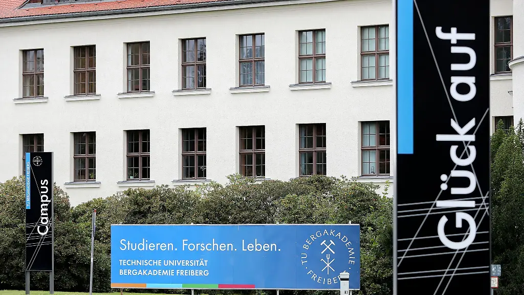 Glueck-auf-steht-auf-einem-Schild-der-Technischen-Universitaet-Bergakademie-Freiberg-vor-dem-Karl-Kegel-Bau-in-Freiberg-Sachsen