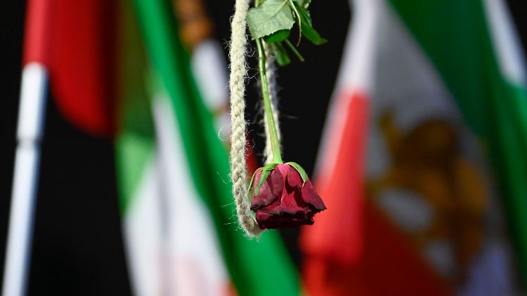 Demonstranten fordern in Stockholm Strafmaßnahmen gegen das Regime in Teheran.