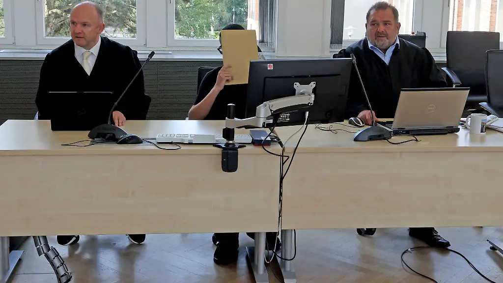 Christian-Matheja-l-r-Pflichtverteidiger-der-Angeklagte-im-Berufungsprozess-um-den-toedlichen-Rennbahn-Unfall-und-Niels-Ziggel-Wahlverteidiger-warten-im-Saal-des-Landgerichts