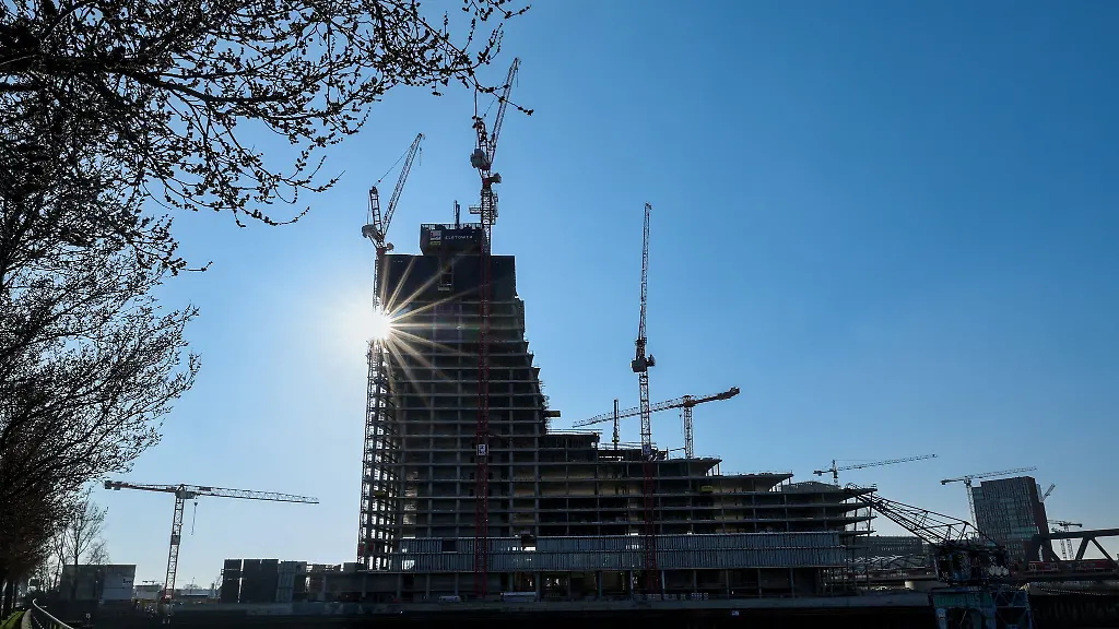 Die-Baustelle-des-Hamburger-Wolkenkratzers-Elbtowers-ist-seit-Monaten-verwaist