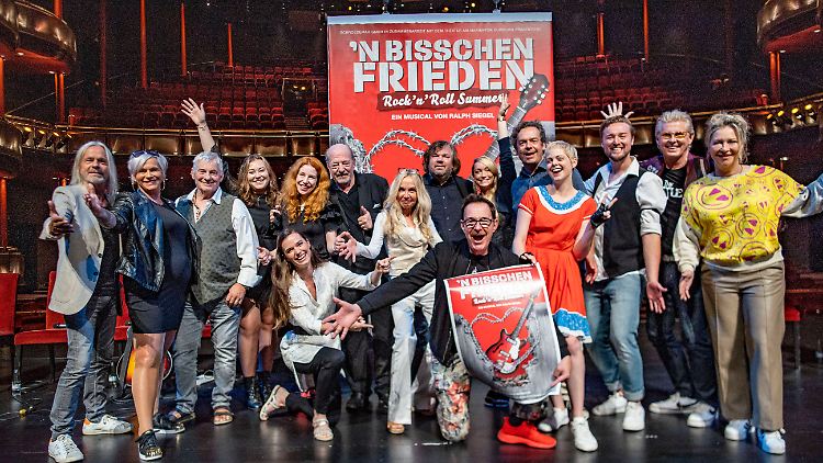 Die Euphorie, die bei der Premiere des Musicals "'N bisschen Frieden - Rock'n'Roll Summer" noch herrschte, ist rasch verflogen.