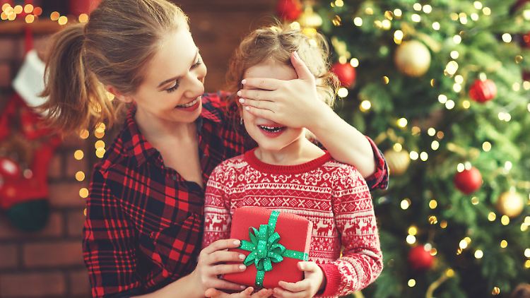 Überraschung für Kids: Über Weihnachtsgeschenke freuen sich Kinder an Heiligabend ganz besondern.