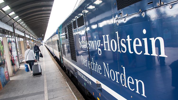 Bahnhof Westerland auf Sylt: Ab Januar entscheiden Reisende selbst, ob sie Maske tragen wollen oder nicht. 