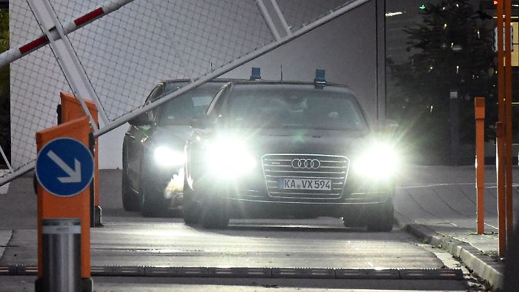 Zivile Polizeifahrzeuge nehmen an der Razzia im "Reichsbürger"-Milieu teil.