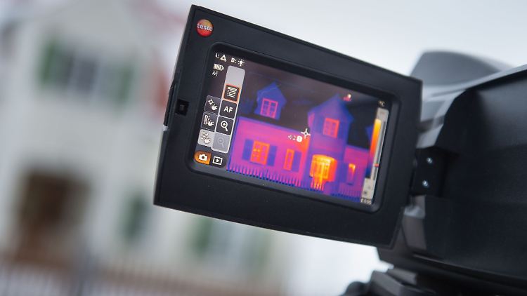 Beim Thermographie-Verfahren werden mit Wärmebildkameras die Oberflächentemperaturen der Außen- und Innenwände erfasst und darstellbar gemacht. 