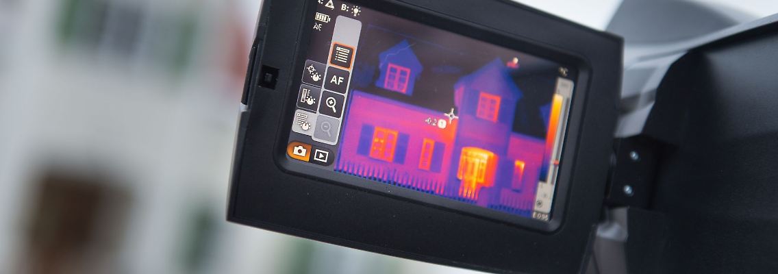 Beim Thermographie-Verfahren werden mit Wärmebildkameras die Oberflächentemperaturen der Außen- und Innenwände erfasst und darstellbar gemacht. Das Ergebnis sind bunte Bilder, die anzeigen, an welchen Stellen Wärme verloren geht und wo das Gebäude gut isoliert ist.