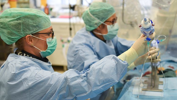 Das Universitäre Herzzentrum Frankfurt besitzt ein Katheterlabor - doch nicht alle Herzinfarkt-Patienten landen in einer Klinik mit dieser Ausstattung, heißt es im "Qualitätsmonitor".
