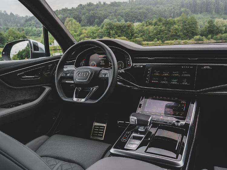 Das unten flache Lenkrad verleiht dem SQ7-Interieur eine sportive Note. Allerdings überwiegt der Komfort.