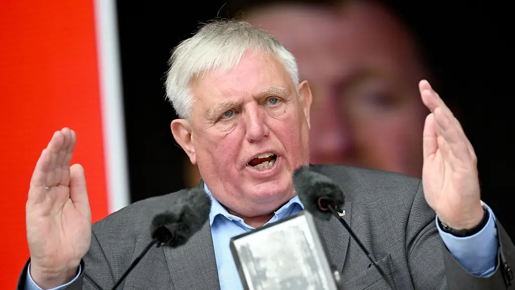 Karl-Josef-Laumann-CDU-Minister-fuer-Arbeit-Gesundheit-und-Soziales-des-Landes-Nordrhein-Westfalen-spricht-bei-einer-Protest-Kundgebung-von-Beschaeftigten-der-Thyssenkrupp-Stahlsparte