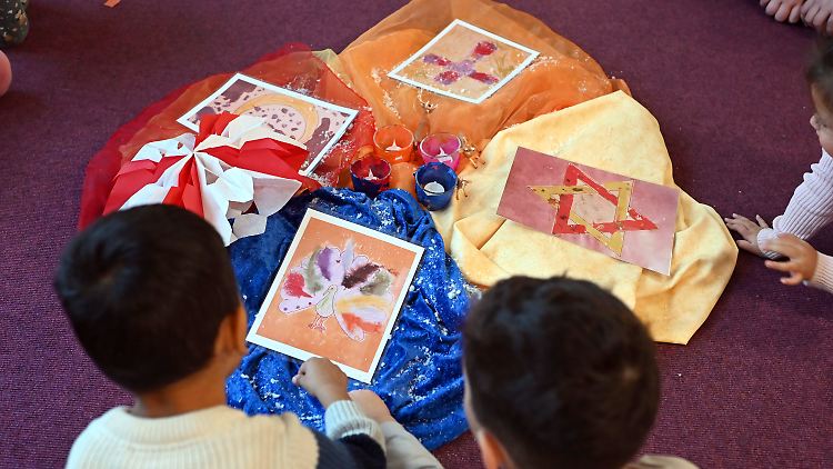 In der multireligiösen Kita Irenicus sitzen Kinder bei einem Morgenkreis zusammen.